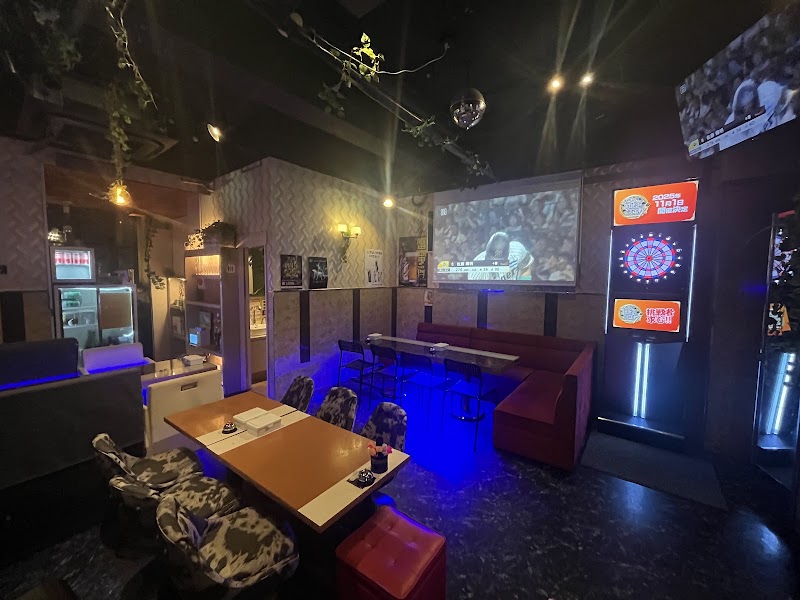 シーシャバー & ダーツバー & カラオケバー & ボードゲームバー & スポーツ中継 黒猫(旧スナック黒猫)