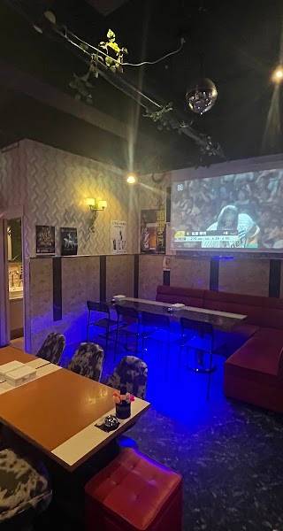 シーシャバー & ダーツバー & カラオケバー & ボードゲームバー & スポーツ中継 黒猫(旧スナック黒猫)